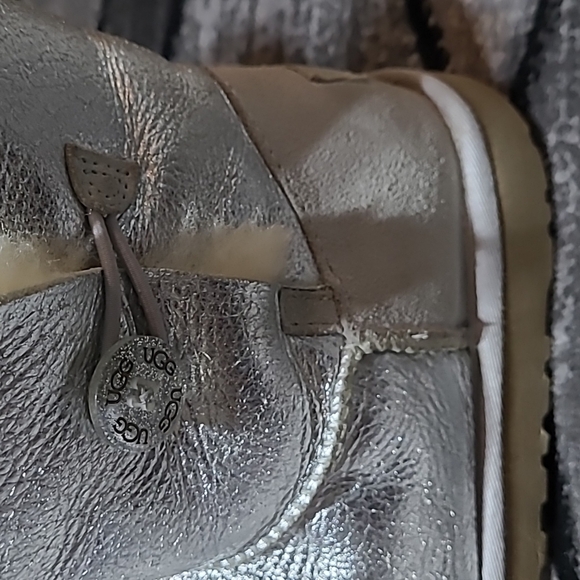 UGG LIMITED EDITION METALLIC SLIVER BAILEY BUTTON CLASSIC SHORT BOOTS - Picture 9 of 16